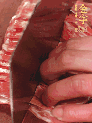 金字蒸炒火腿對半改刀。