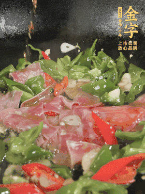 再下蒸炒火腿煸炒，加少許白糖提鮮。