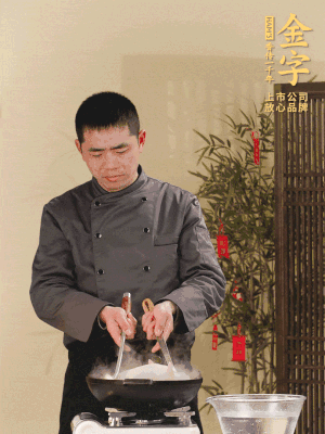 整只土雞冷水下鍋，加蔥姜、料酒焯水，撈出后用溫水清洗干凈。