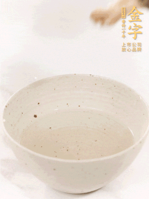 羊肚菌流水洗凈2遍后，溫水泡發(fā)15-20分鐘。