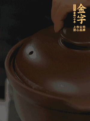 雞、火腿、姜片一起放入砂鍋中，大火轉(zhuǎn)小火燉2小時。