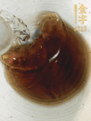 黃酒中加清水、蒸魚(yú)豉油、白砂糖混合均勻。