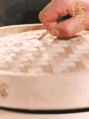 醬鴨半只加姜片、蔥、黃酒上鍋蒸20分鐘。