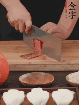 金字火腿上方切薄片。