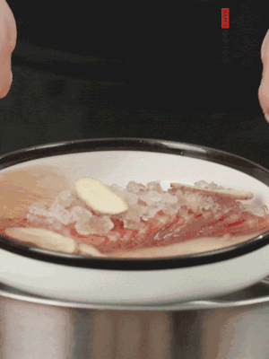 置于盤中，加冰糖100g、黃酒100g、水200g，上鍋蒸20分鐘。