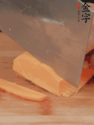 南瓜改刀切片，把蒸好的火腿鋪到南瓜上。