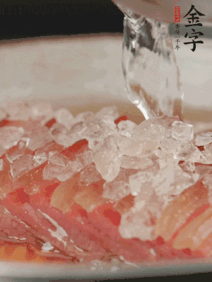 依舊放上冰糖100g、黃酒100g、水200g，鍋中再蒸15分鐘。