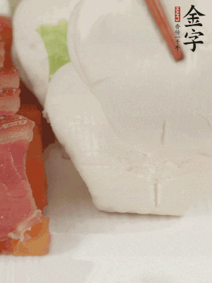 生菜切段，放入荷葉夾。