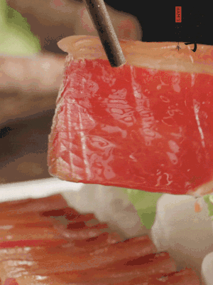 吃的時候，把薄片火腿放入荷葉夾中就可以了。