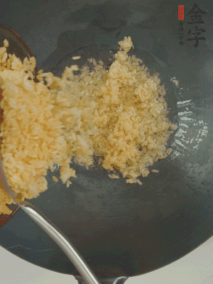 熱油下鍋，邊按壓邊翻炒均勻。