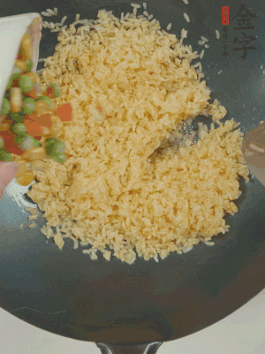 下豌豆粒、胡蘿卜粒、玉米粒。（買現(xiàn)成冷凍的雜菜即可，非常方便）