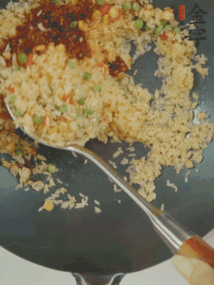 翻炒熟后，加金字火腿XO醬。