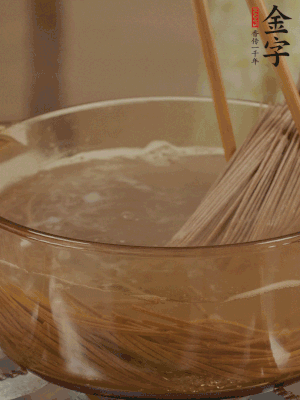 水開后下蕎麥面，煮2分鐘后過涼水備用。