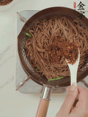 下蕎麥面，淋上少許醬油，加2勺金字火腿大師醬略翻炒即可。