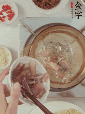 魷魚熱水下鍋，焯水備用。