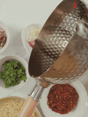 蒜末、小米辣、芝麻淋上熱油。