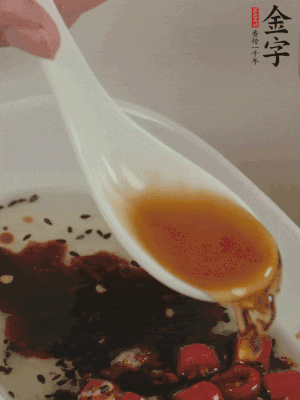 再加2勺生抽、1勺香醋攪拌。