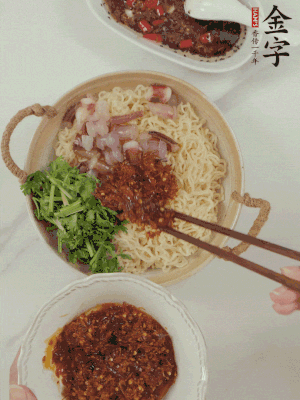 在面上鋪魷魚、香菜、金字火腿大師醬。