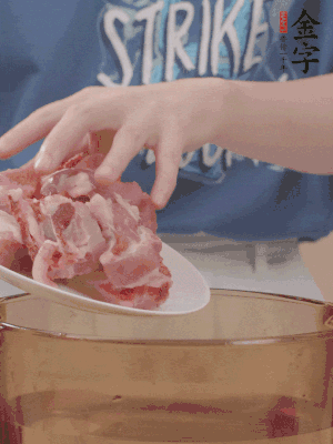 排骨剁小塊，加姜片、料酒沸水下鍋焯水。