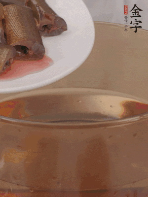 處理干凈的黃鱔段，加姜片、料酒沸水下鍋焯水。撈出用涼水沖洗干凈。