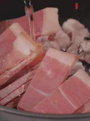 排骨、黃鱔段、金字火腿片放入砂鍋中，加沒過食材的水。