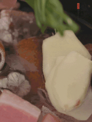 加姜片、蔥結(jié)、料酒。