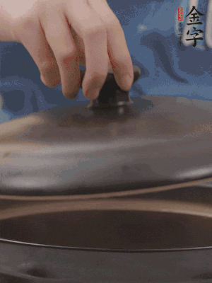 大火煮開后轉(zhuǎn)小火，燉煮20分鐘左右。