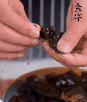 木耳冷水泡發(fā)，處理成小塊。（如果是小木耳就不用切了）