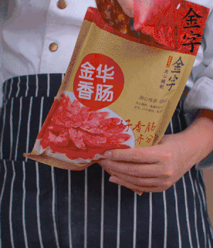 香腸切成斜片，小米辣切成斜片。