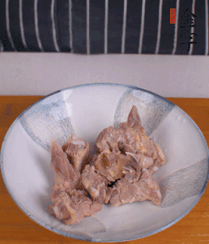 排骨加1勺黃酒、1勺蠔油、1勺玉米淀粉、1/4勺胡椒粉腌制半小時(shí)。