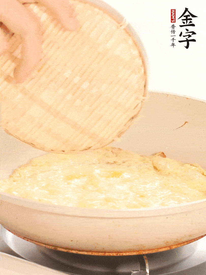 鍋內(nèi)放入少許油，油溫4成熱倒入一個雞蛋煎熟