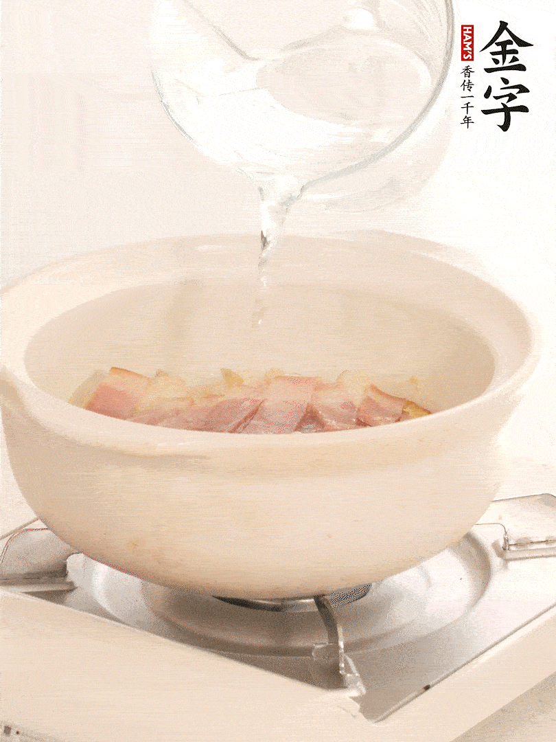 放入火腿片，加開水，再加入豆腐