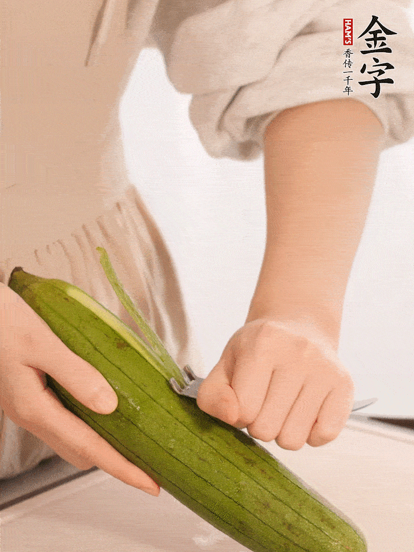 絲瓜去皮切滾刀塊用鹽殺一下水分洗凈。