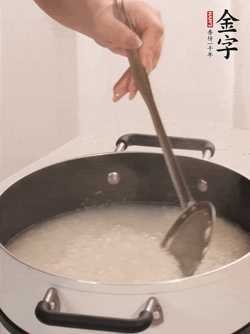 香菇、土豆、胡蘿卜、金字土香腸切小塊。