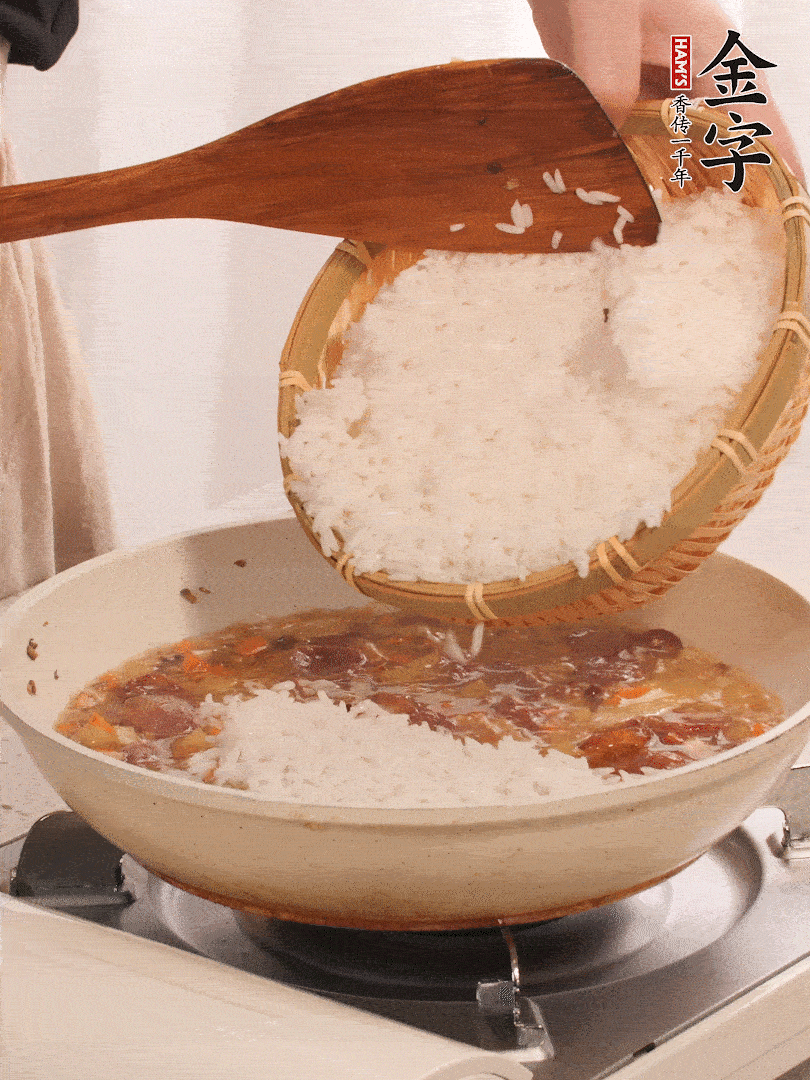 熱鍋燒油，香腸煸出油，加姜片去腥，加土豆、胡蘿卜、香菇翻炒到半熟，隨后加豆角、2小勺鹽、1大勺生抽，煸炒均勻。