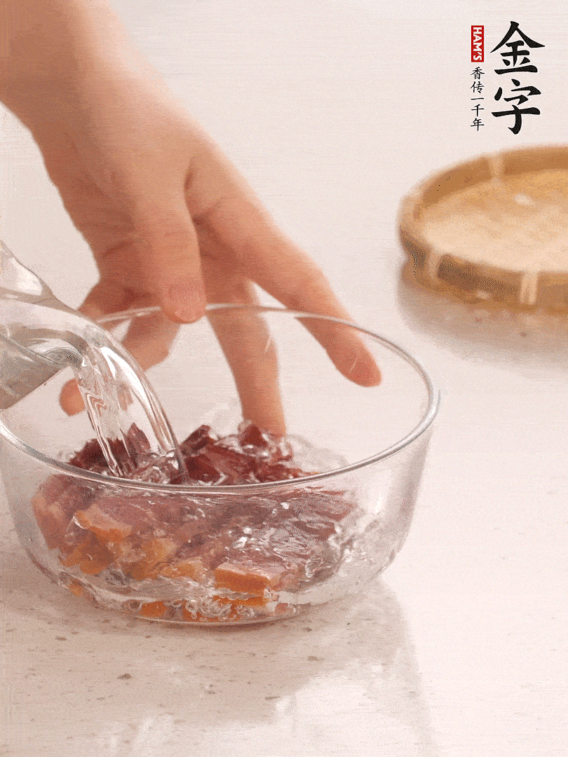 金字火腿切片，溫水泡5分鐘。