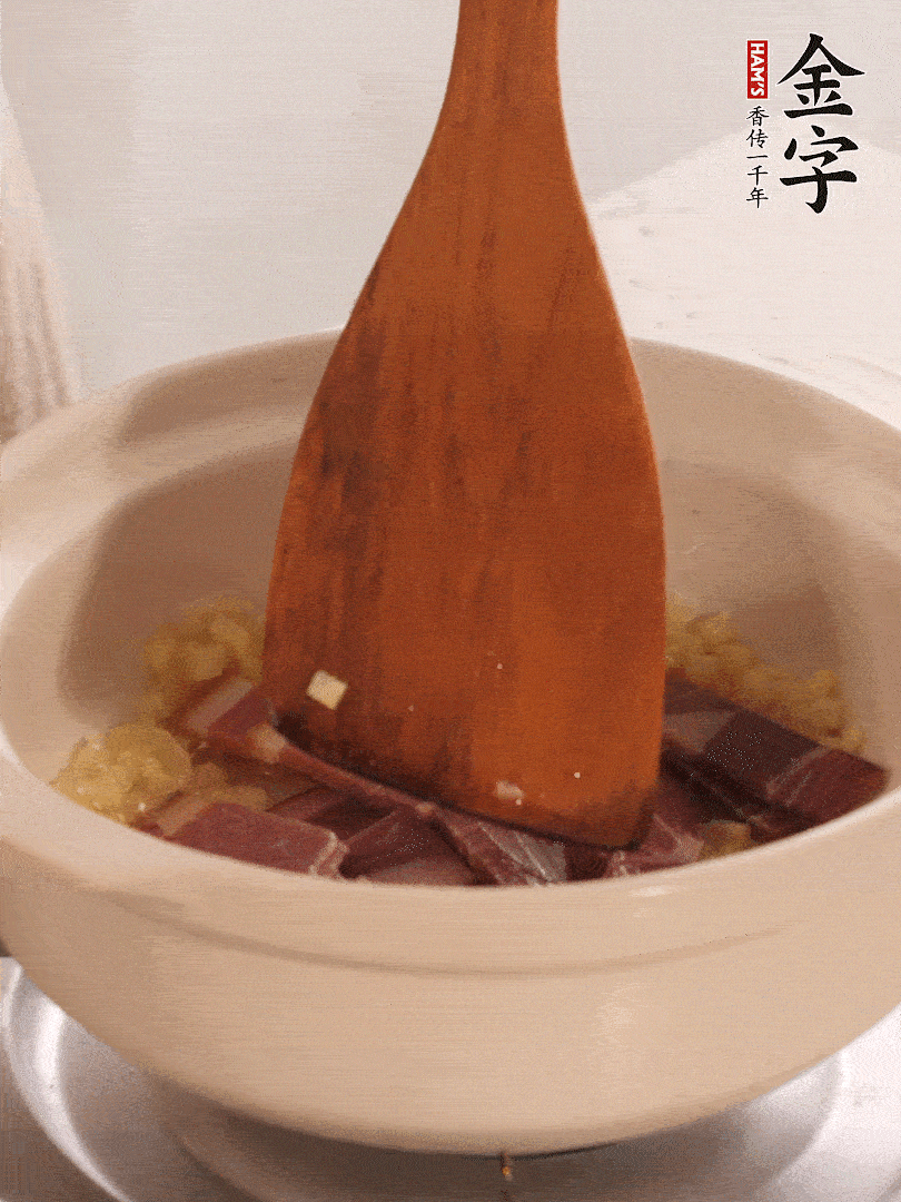 加熱水，加入白菜蓋上蓋子煨煮3分鐘。