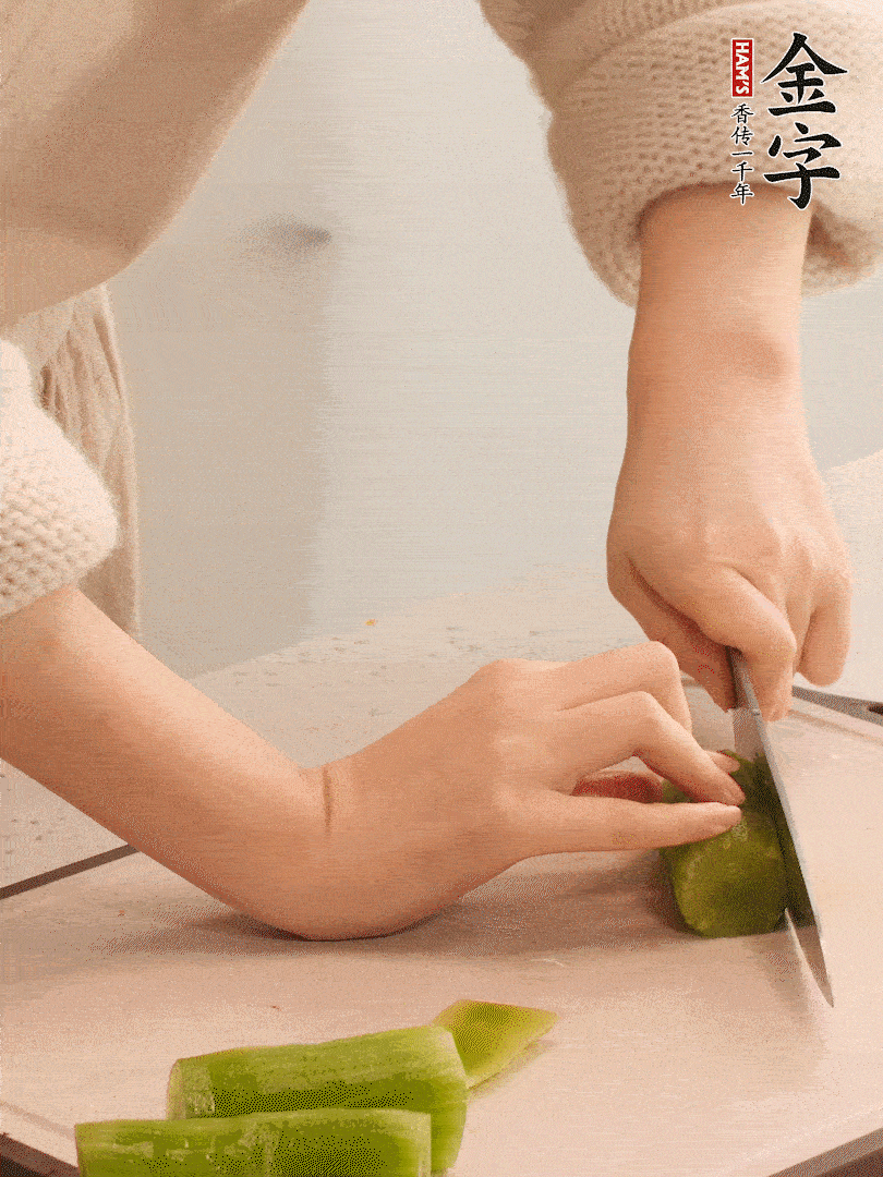 萵筍和白蘿卜用擦絲器擦成細絲。