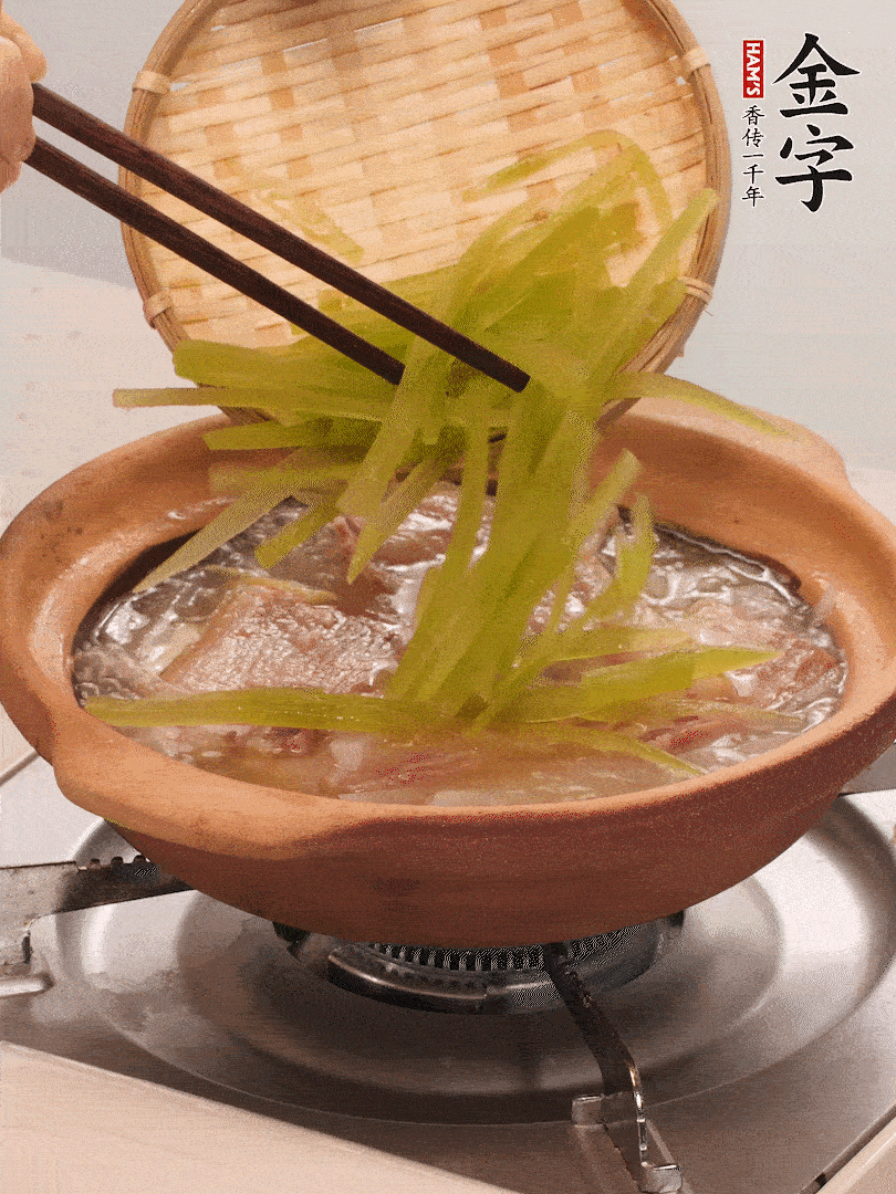 倒入熱水煮開后，轉小火燉煮10分鐘，呈奶白色湯底。