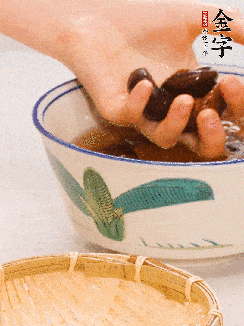 干香菇提前泡發(fā)切片，泡香菇水留著備用。