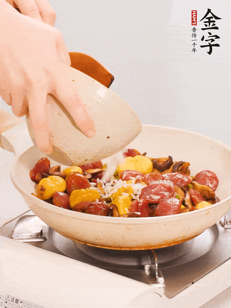 把米淘洗干凈，放入切好的香菇、板栗、毛豆。