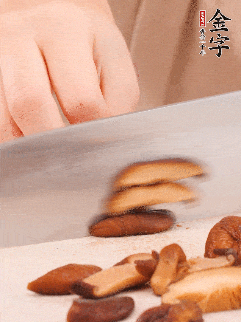 干香菇泡發(fā)，切成小塊。