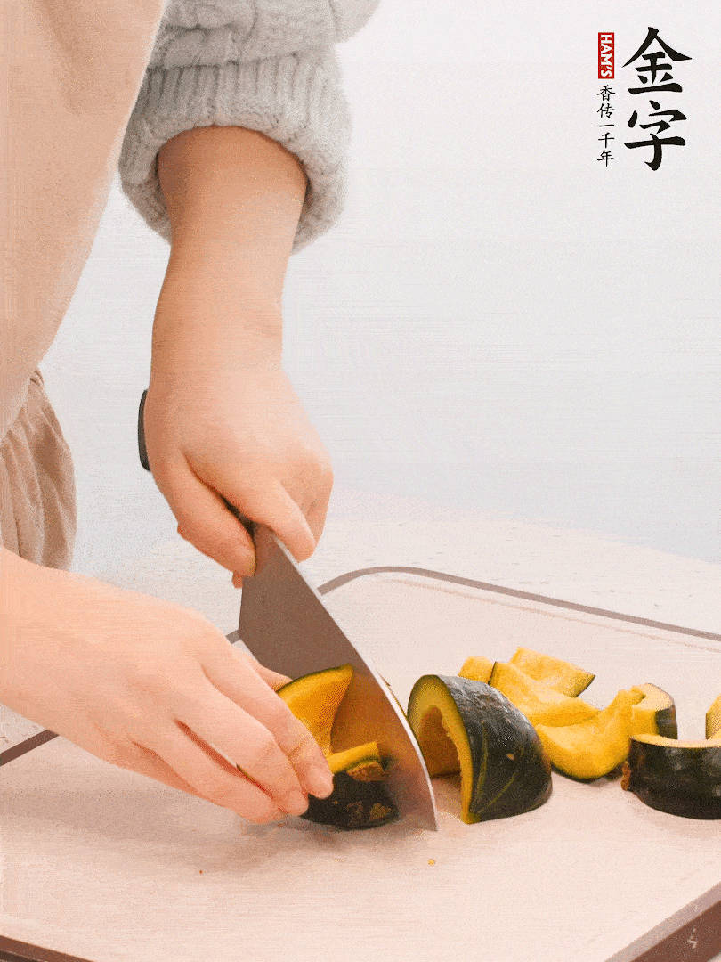 貝貝南瓜切小塊，生姜切成姜絲。