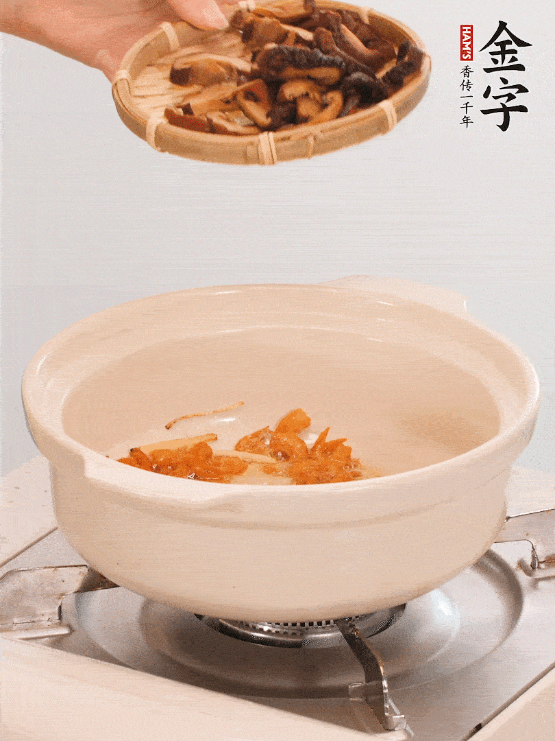 砂鍋倒入少許油，放入姜絲、海米小火煸香；再放入香腸、南瓜、干香菇一起翻炒2分鐘。