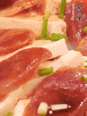 調(diào)一個醬汁：2勺生抽、1勺蠔油、半勺白糖、1勺淀粉、半碗清水調(diào)成料汁燒開