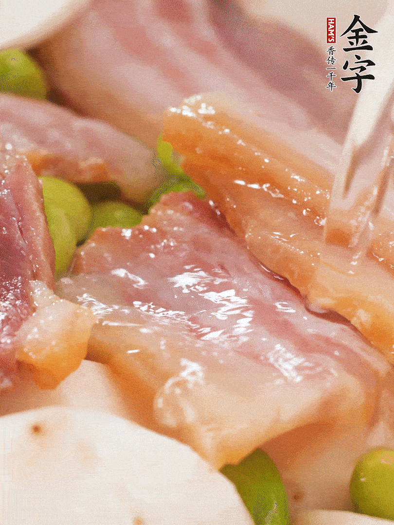 倒入芋艿、熟毛豆，翻炒均勻，加1小碗水煮開