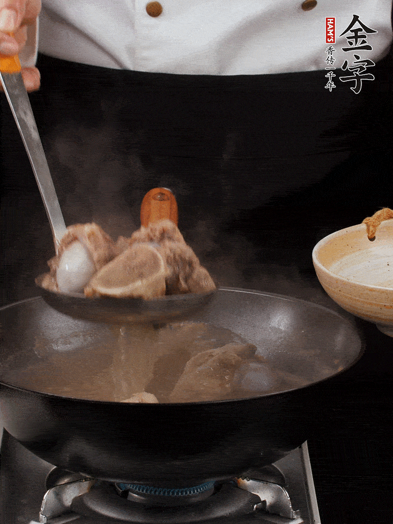 大筒骨清水浸泡30分鐘，中途換水2-3次。冷水下鍋，加姜片、料酒焯水，撇去浮沫。