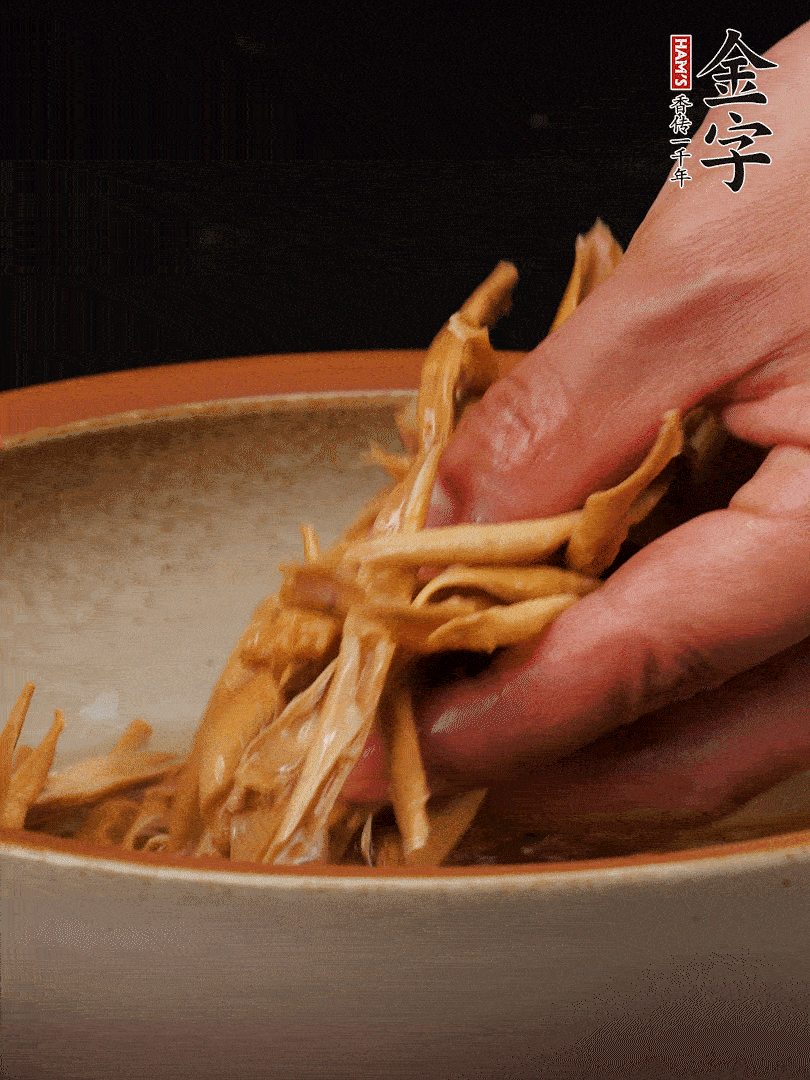 農(nóng)家土筍尖提前泡軟，用刀劃成細絲，這樣會更加入味。