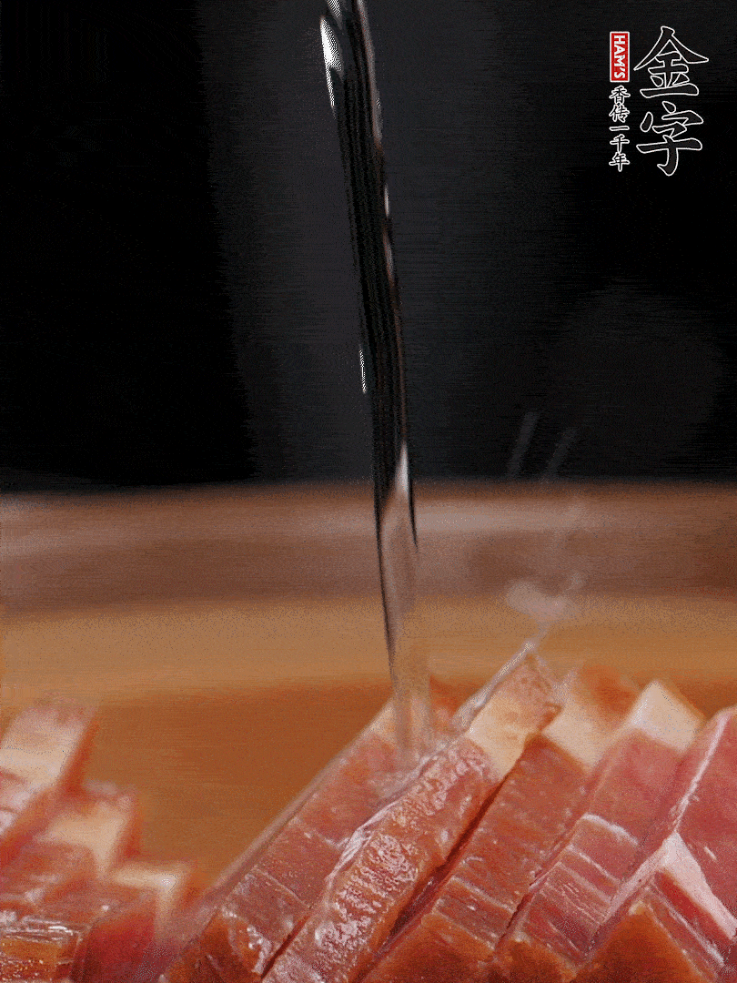 金字火腿切片，放入溫水中泡10分鐘，金字土香腸斜切成片。千張切成細條。