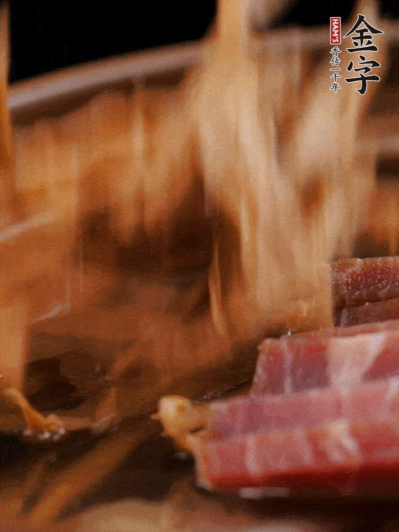 大筒骨、金字火腿、姜片、黃酒一起放入砂鍋，加筍干燉煮40分鐘。（如果家里有高壓鍋，用高壓鍋把高湯壓出來更鮮濃。）